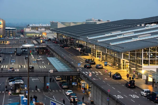 La terminal del aeropuerto de Stuttgart, debido a la pandemia de coronavirus, el aeropuerto está casi vacío — Foto de Stock