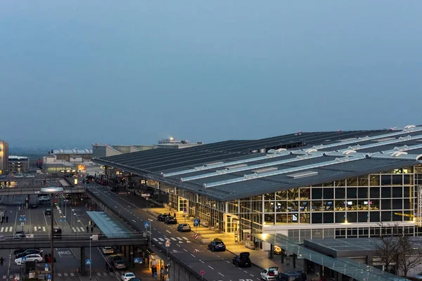 La terminal del aeropuerto de Stuttgart, debido a la pandemia de coronavirus, el aeropuerto está casi vacío — Foto de Stock