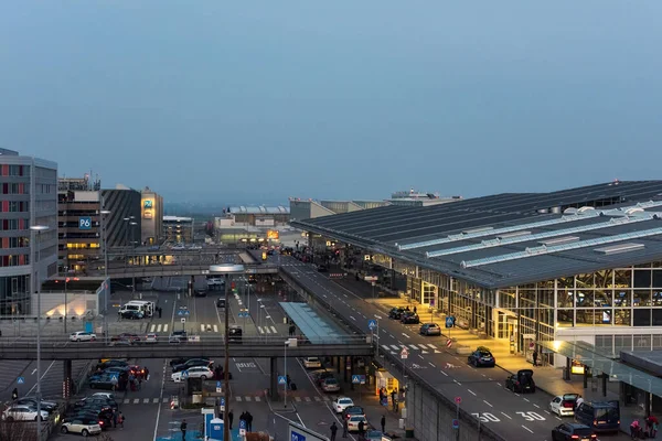 Il terminal dell'aeroporto di Stoccarda, a causa della pandemia di coronavirus, l'aeroporto è quasi vuoto — Foto Stock