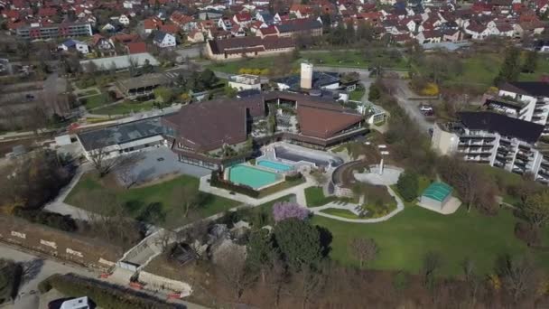 Güneşli bir günde Almanya 'nın Swabian Alplerinde Beuren' deki boş termal banyo boyunca insansız hava aracı uçuşu. — Stok video
