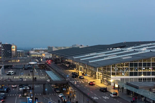 Terminal lotniska w Stuttgarcie, z powodu pandemii koronawirusowej, lotnisko jest prawie puste — Zdjęcie stockowe