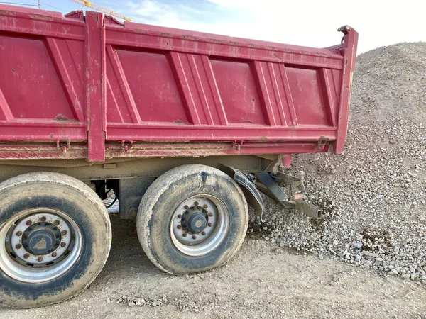 Trailer against a large gravel mound — Stock Photo, Image