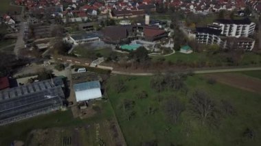 Güneşli bir günde Almanya 'nın Swabian Alplerinde Beuren' deki boş termal banyoya insansız hava aracı uçuşu