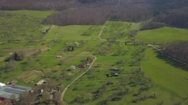 İHA, güneşli bir günde Almanya 'nın Swabian Alpleri' nde Beuren 'deki boş termal banyoyu tarıyor.