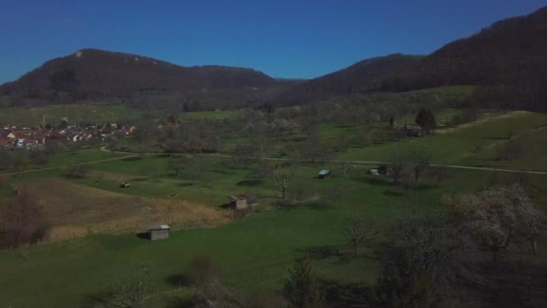 Drone flygning över vackra landskap på Beuren och Teck, Schwabiska Alb, Tyskland — Stockvideo