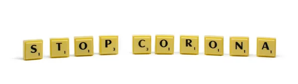 Le parole "STOP CORONA" con una sola lettera piastrelle con ombre su uno sfondo bianco perfetto . — Foto Stock