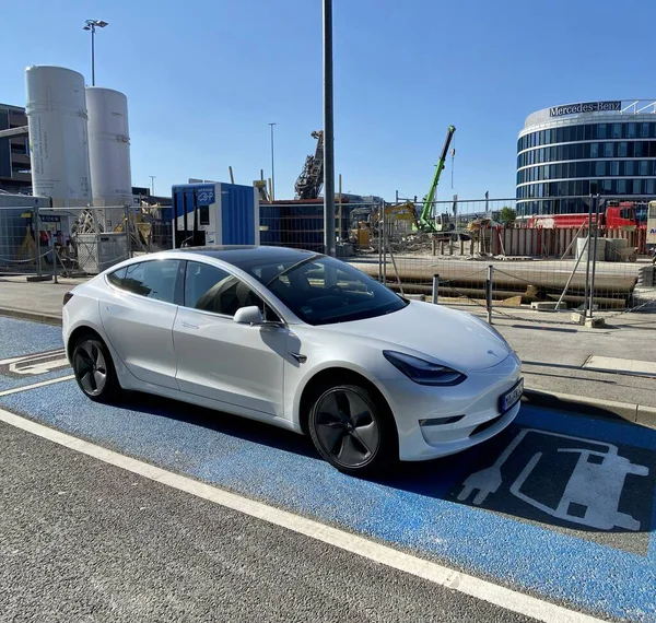 Un coche eléctrico Tesla Modelo 3 está recargando las baterías — Foto de Stock