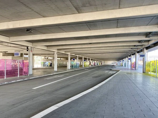Le terminal de bus de l'aéroport de Stuttgart est fermé en raison de la crise de Corona — Photo