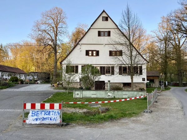 Ein Bauernhaus wird wegen der Corona-Krise mit einem Schild "Betreten verboten" abgesperrt — Stockfoto