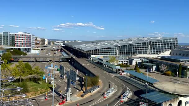 L'aeroporto di Stoccarda è chiuso a causa della crisi di Corona senza auto e solo pochi visitatori su cibo o bicicletta — Video Stock