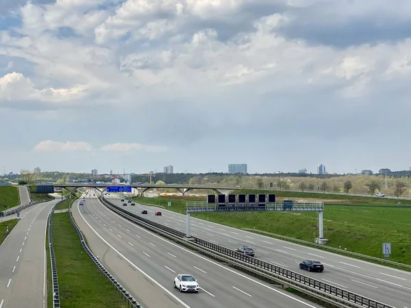 Tranquilla autostrada A8 all'aeroporto di Stoccarda durante la crisi di Corona con promemoria "Corona - si prega di non viaggiare durante le vacanze di Pasqua " — Foto Stock