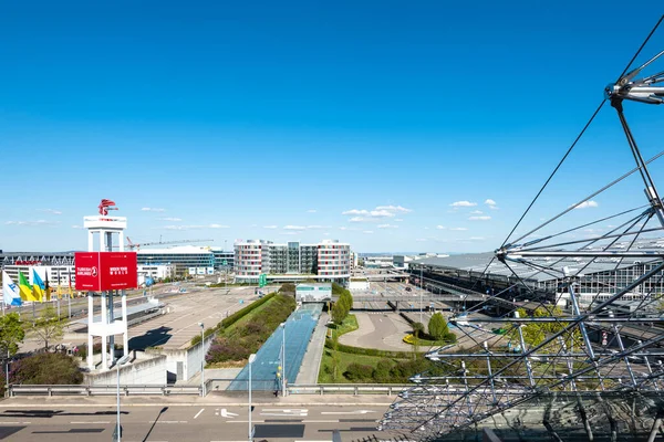 Stuttgarts flygplats är stängd på grund av Coronakrisen utan bilar och bara ett fåtal besökare till fots — Stockfoto