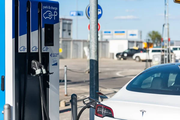 Ein Elektroauto vom Typ Tesla Model 3 lädt die Batterien auf — Stockfoto