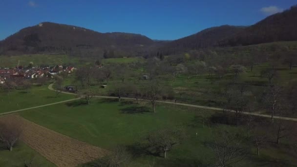 Drone landing in het prachtige landschap bij Beuren en Teck, Zwaben Alb, Duitsland — Stockvideo