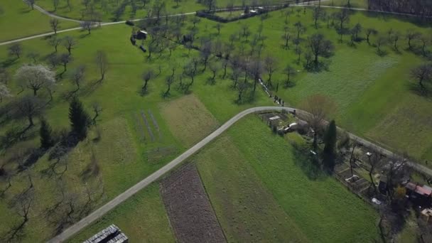 Let dronem nad krásnou krajinou v Beuren a Teck, Swabian Alb, Německo — Stock video