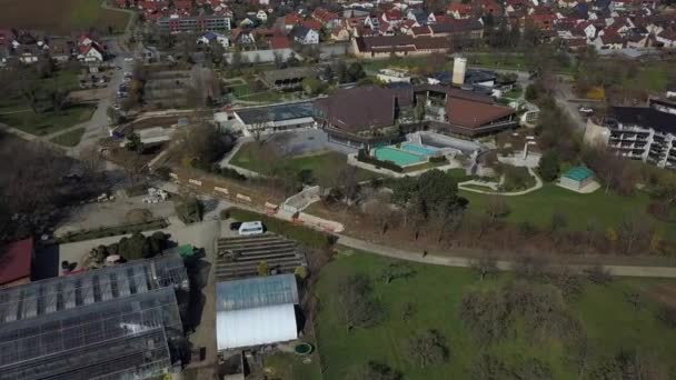 Drone vlucht naar het lege thermaalbad in Beuren op de Zwabische Alpen, Duitsland op een zonnige dag — Stockvideo