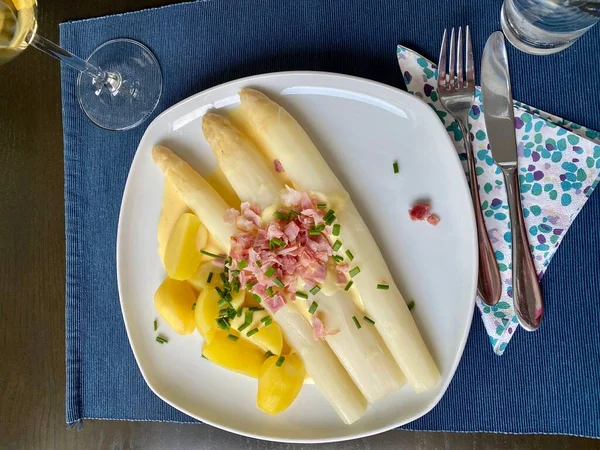 Espargos brancos sazonais deliciosos com maionese cremosa, batatas cozidas e presunto fatiado — Fotografia de Stock