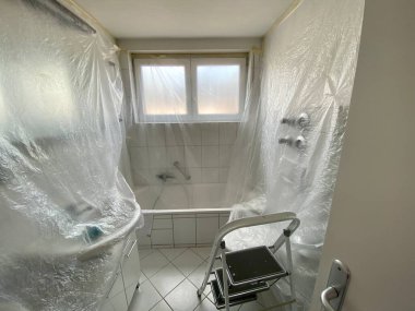 Banyo duvarları muşamba ve merdiven ile kaplıydı.