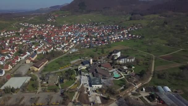 Luchtfoto van het lege thermaalbad in Beuren op de Zwabische Alpen, Duitsland op een zonnige dag — Stockvideo