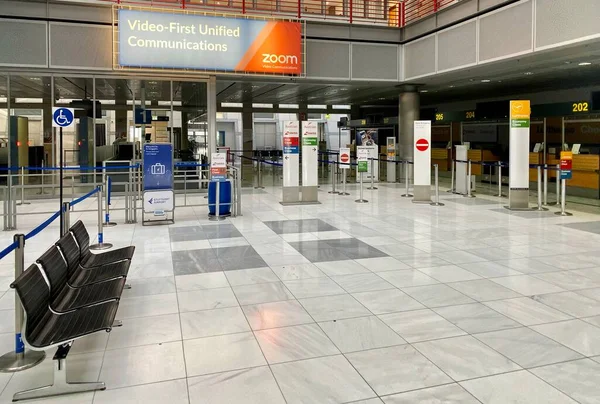 Videokonferensleverantören Zoom annonserar ovan stängd incheckning vid flygplatsterminalen på grund av en pandemi av coronavirus och flygbolagen ställde in de flesta av sina flygningar i Stuttgart, Tyskland. — Stockfoto
