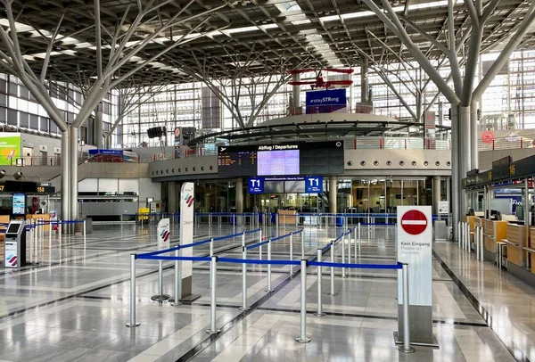 Brote de Coronavirus: Los mostradores vacíos de facturación en la terminal aeroportuaria debido a la pandemia de coronavirus y las aerolíneas suspendieron la mayoría de sus vuelos en Stuttgart, Alemania . — Foto de Stock