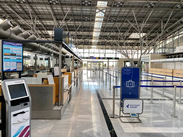 Surto de coronavírus: balcões de check-in vazios no terminal do aeroporto devido a pandemia de coronavírus e companhias aéreas suspenderam a maioria de seus voos em Stuttgart, Alemanha . — Fotografia de Stock