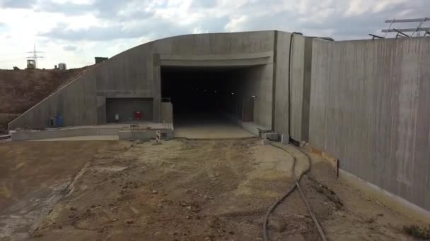 Повітряний вид на будівельні роботи для нового залізничного тунелю поруч з автобаном у Німеччині. — стокове відео