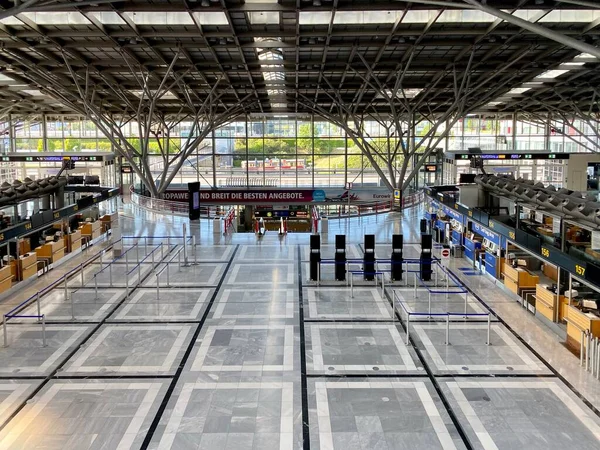 Wabah Coronavirus: Meja check-in kosong di terminal bandara karena pandemik dari coronavirus dan maskapai menghentikan sebagian besar penerbangan mereka di Stuttgart, Jerman. — Stok Foto