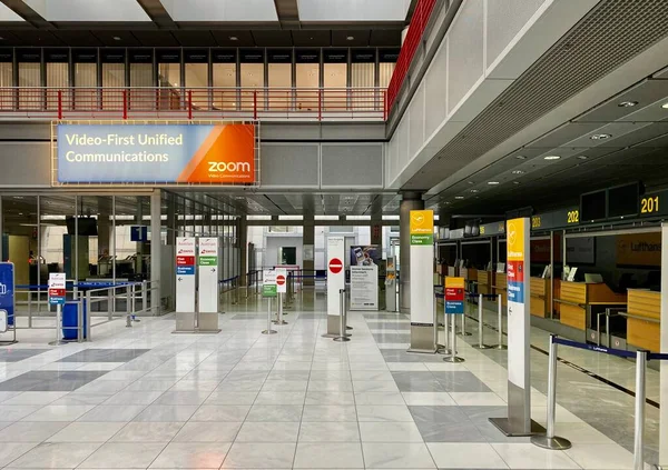 Videoconferentie provider Zoom adverteert boven gesloten check-in op de luchthaven terminal als gevolg van een pandemie van het coronavirus en luchtvaartmaatschappijen opgeschort het grootste deel van hun vluchten in Stuttgart, Duitsland. — Stockfoto