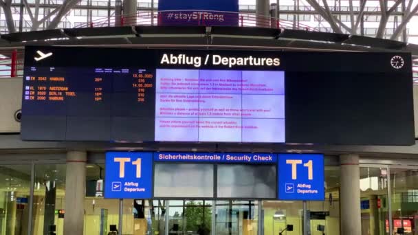 Coronavirus-Ausbruch: Fast leere Abflugtafel und geschlossener Check-in im Flughafenterminal wegen Coronavirus-Pandemie und Fluggesellschaften setzen die meisten Flüge in Stuttgart aus. — Stockvideo
