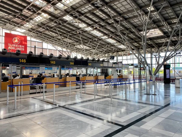 Surto de coronavírus: balcões de check-in vazios no terminal do aeroporto devido a pandemia de coronavírus e companhias aéreas suspenderam a maioria de seus voos em Stuttgart, Alemanha . — Fotografia de Stock