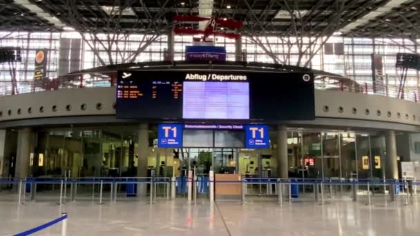 Focolaio Coronavirus: Panning da bordo partenza quasi vuoto oltre chiuso check-in ai banchi di servizio abbandonati nel terminal dell'aeroporto a causa di pandemia di coronavirus e compagnie aeree sospeso la maggior parte dei — Video Stock