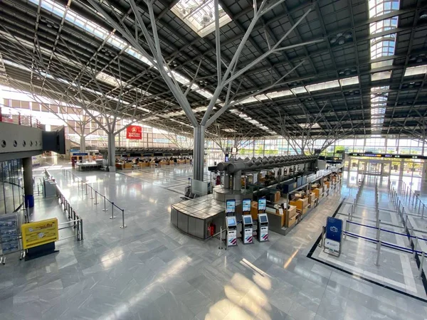 Brote de Coronavirus: Los mostradores vacíos de facturación en la terminal aeroportuaria debido a la pandemia de coronavirus y las aerolíneas suspendieron la mayoría de sus vuelos en Stuttgart, Alemania . — Foto de Stock