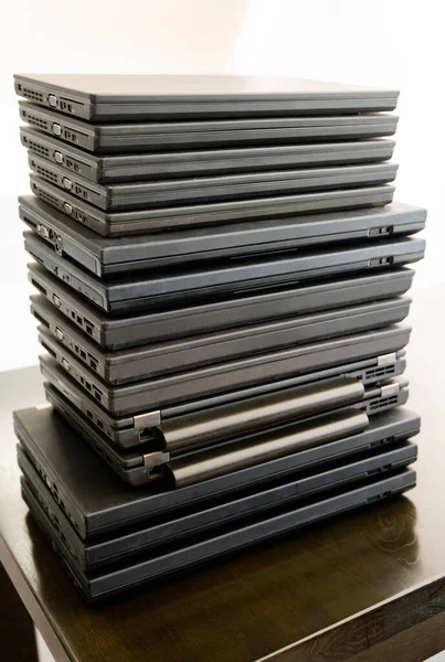 Pilha de computadores portáteis: Laptops são usados e em segunda mão, pode ser para pessoas necessitadas devido ao trabalho em casa ou em casa escolaridade durante a crise de Corona . — Fotografia de Stock