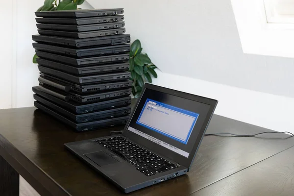Instalace notebooku s hromadou dalších počítačů vedle něj. Notebooky jsou používány a z druhé ruky, může být pro lidi v nouzi v důsledku práce z domova nebo domácí výuky během — Stock fotografie