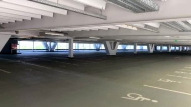 Parlak manzaralı boş otopark