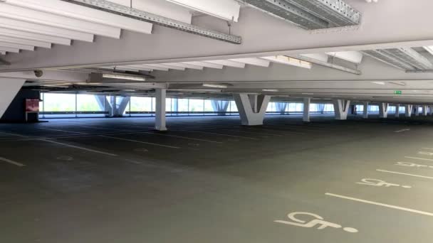 Parking vide avec vue sur les environs lumineux — Video