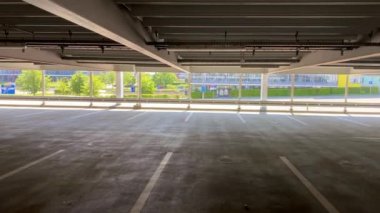 Parlak manzaralı boş otopark