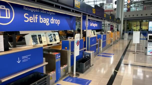 Surto de coronavírus: balcões de check-in vazios no terminal do aeroporto devido a pandemia de coronavírus e companhias aéreas suspenderam a maioria de seus voos em Stuttgart, Alemanha . — Vídeo de Stock