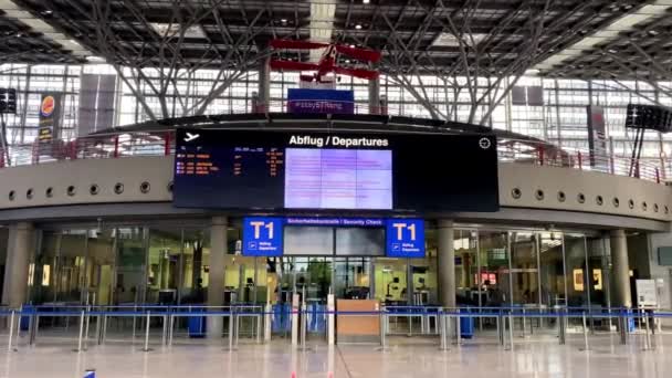 Focolaio Coronavirus: Panning da bordo partenza quasi vuoto oltre chiuso check-in ai banchi di servizio abbandonati nel terminal dell'aeroporto a causa di pandemia di coronavirus e compagnie aeree sospeso la maggior parte dei — Video Stock