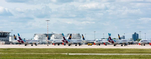 Lufthansas och Eurowings flygplan står parkerade på startbanan på Stuttgarts flygplats med turbiner förseglade för längre vila till följd av koronapandemin.. — Stockfoto