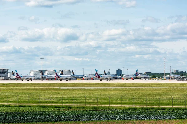 Lufthansas och Eurowings flygplan står parkerade på startbanan på Stuttgarts flygplats med turbiner förseglade för längre vila till följd av koronapandemin.. — Stockfoto