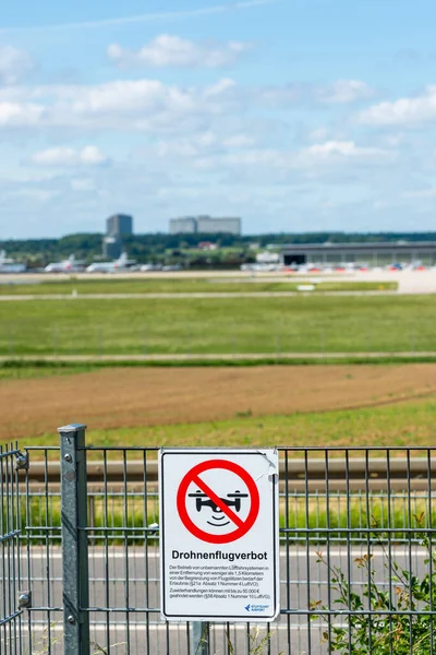 Figyelmeztető jel "No Drone Zone" a stuttgarti repülőtéren német nyelven figyelmeztetés a bírság akár 50.000 euró — Stock Fotó