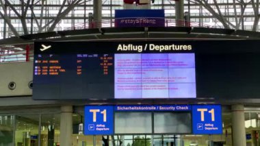 Coronavirus salgını: Coronavirus salgını nedeniyle havaalanı terminaline giriş ve kapatılan uçak seferlerinin çoğu Stuttgart, Almanya 'da durduruldu.