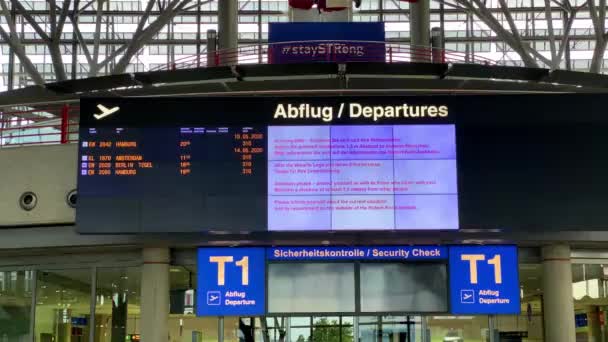 Surto de coronavírus: quase vazio no embarque e check-in fechado no terminal do aeroporto devido a pandemia de coronavírus e as companhias aéreas suspenderam a maioria de seus voos em Stuttgart, Alemanha . — Vídeo de Stock