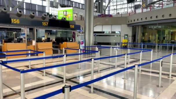 Coronavirus-Ausbruch: Leere Check-in-Schalter im Flughafen-Terminal wegen Coronavirus-Pandemie und Flugausfälle in Stuttgart. — Stockvideo