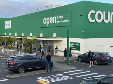 AUCKLAND-Mar.30: Auckland, Yeni Zelanda 'da 30 Mart 2020 tarihinde COVID-19 Coronavirus tecridi sırasında markete girmek için kuyruğa girerken Countdown Supermarket' ten alışveriş yapanlar sosyal mesafe uygulaması yapıyorlar..