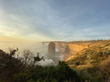 12 Havarinin fotoğrafı, Melbourne, Victoria, Avustralya yakınlarındaki Büyük Okyanus Yolu 'ndaki Port Campbell Ulusal Parkı' ndaki kireçtaşı kaya yığınları. 