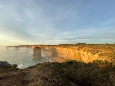 12 Havarinin fotoğrafı, Melbourne, Victoria, Avustralya yakınlarındaki Büyük Okyanus Yolu 'ndaki Port Campbell Ulusal Parkı' ndaki kireçtaşı kaya yığınları. 
