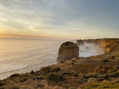 12 Havarinin fotoğrafı, Melbourne, Victoria, Avustralya yakınlarındaki Büyük Okyanus Yolu 'ndaki Port Campbell Ulusal Parkı' ndaki kireçtaşı kaya yığınları. 